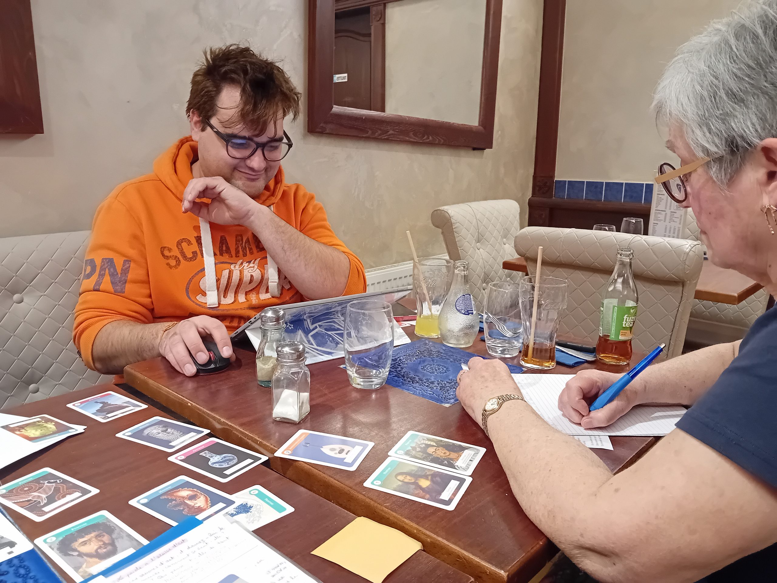 Deux participants à un atelier d'écriture dans un café à Strasbourg, sur le thème : la nuit au musée.