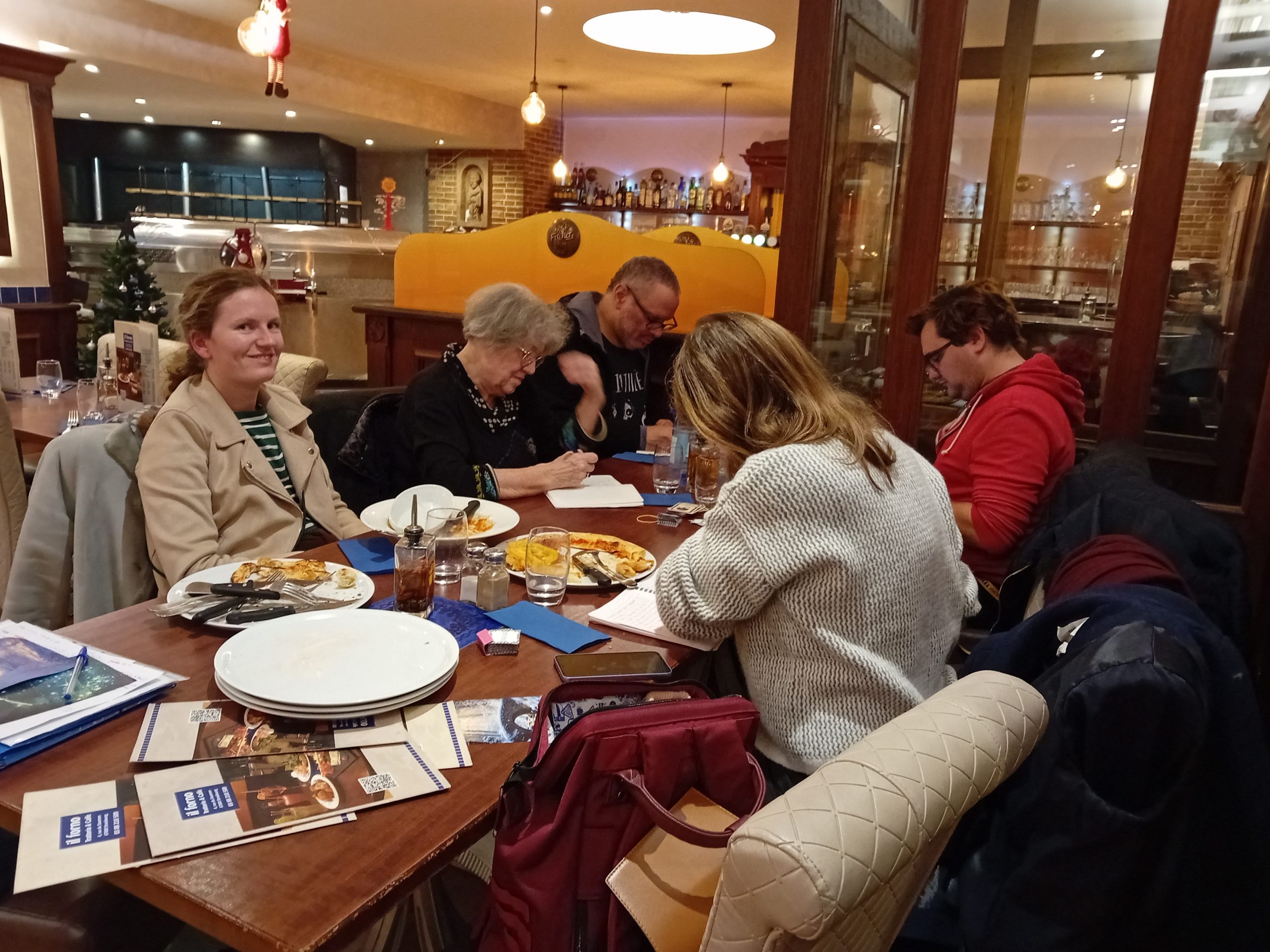 Le groupe de l'atelier d'écriture sur le thème "étincelles de Noël", dans un café à Strasbourg,