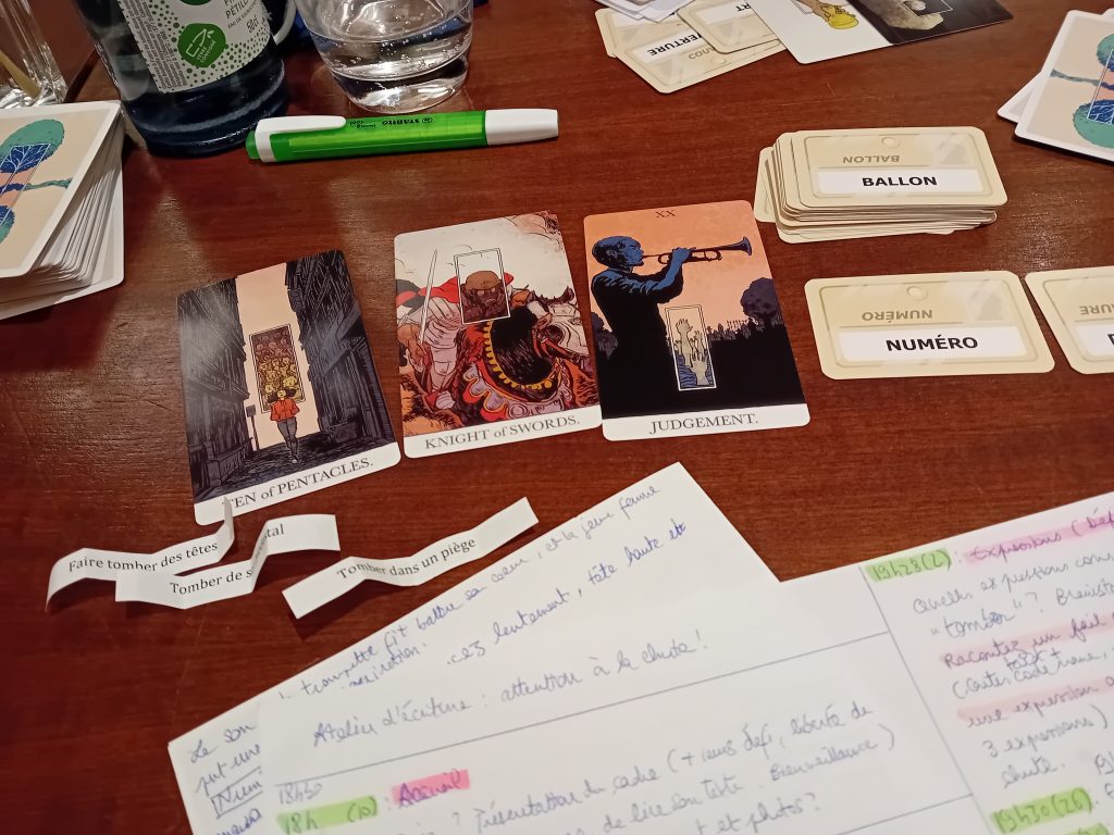 Un atelier d'écriture sur le thème "Attention à la chute !" dans un café de Strasbourg.