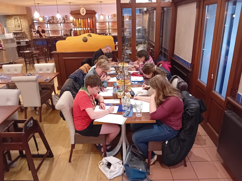 Un groupe rassemblé pour l'atelier d'écriture "La-haut" dans un café de Strasbourg.